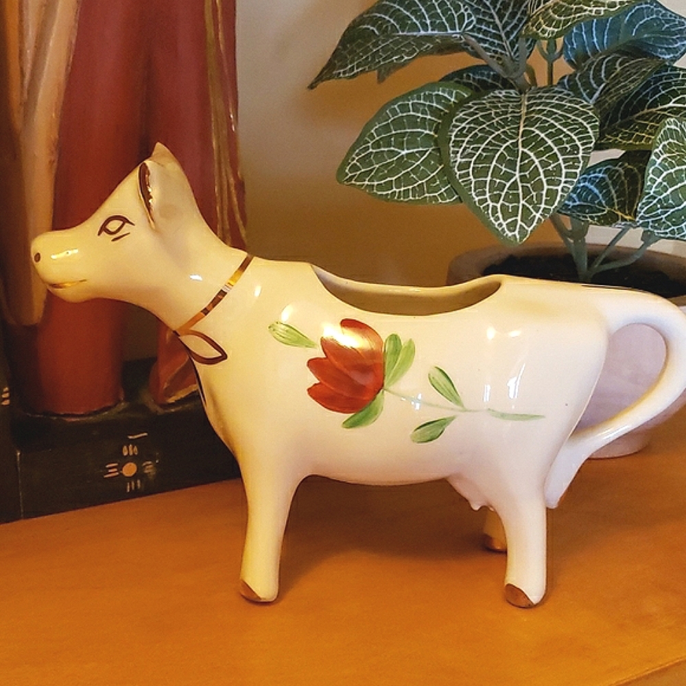 Vintage porcelain cow creamer collectible